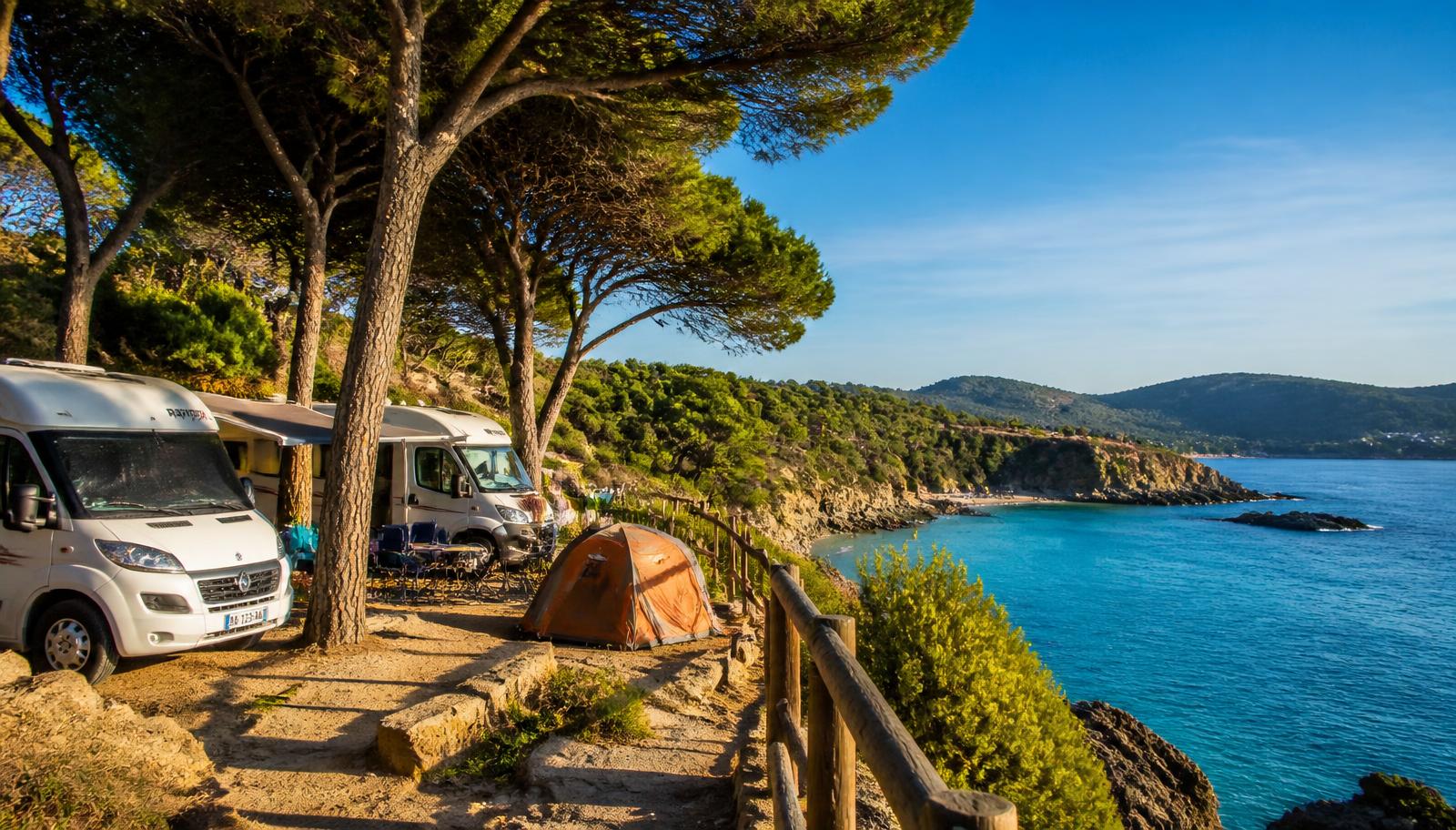 Solig campingplats i Spanien